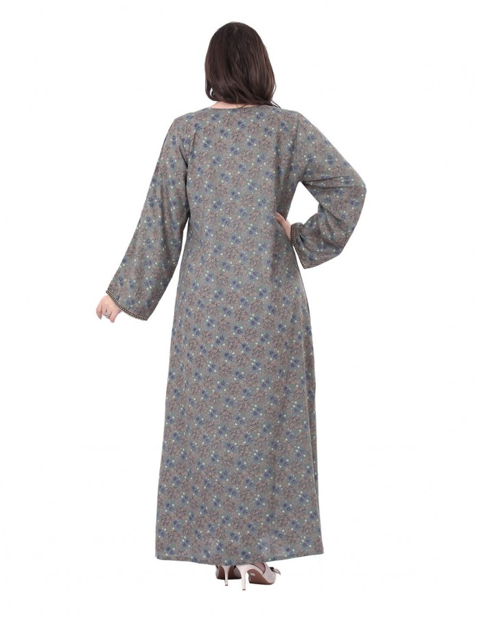 A lightweight jalabiya with long sleeves