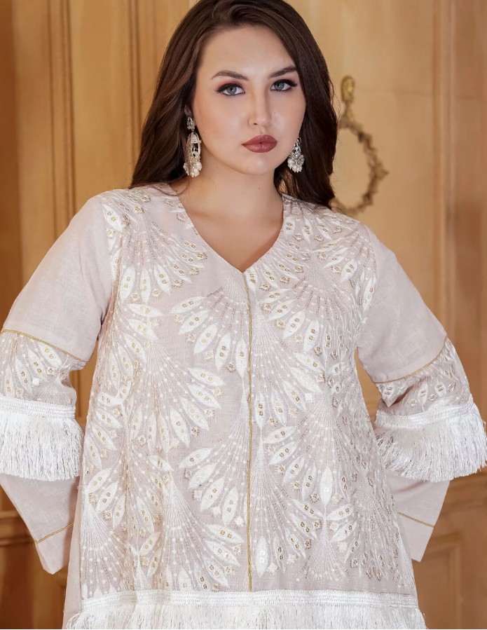 جلابية "خربزي الملكة" بتصميم أكمام رائع وتطريز أبيض