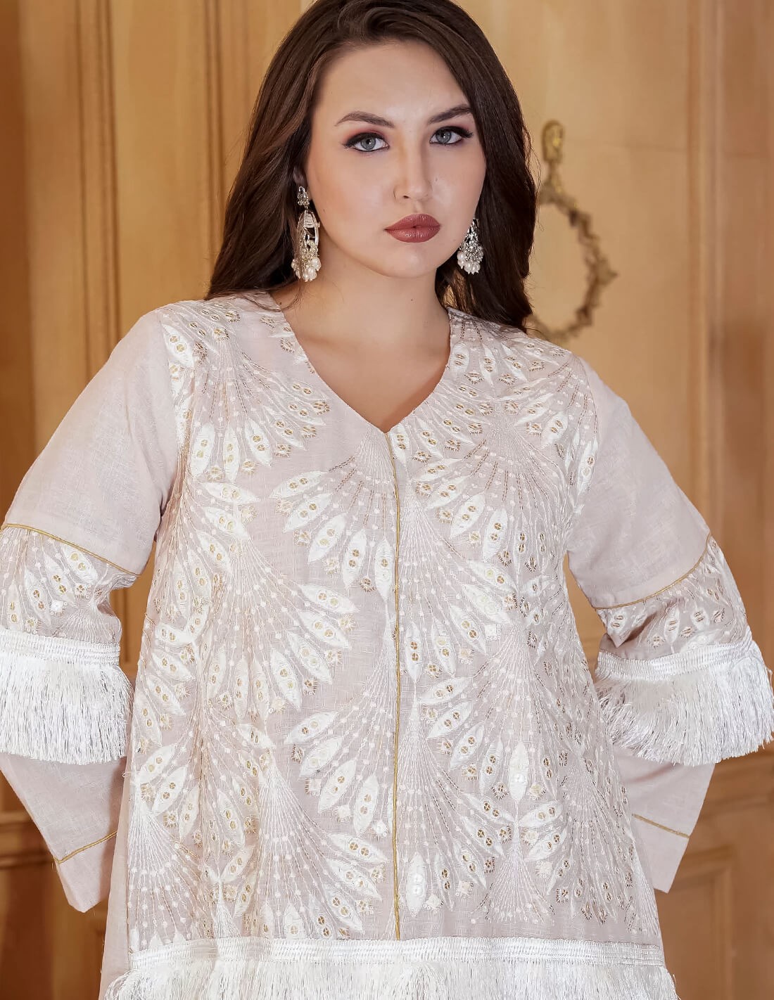 جلابية "خربزي الملكة" بتصميم أكمام رائع وتطريز أبيض