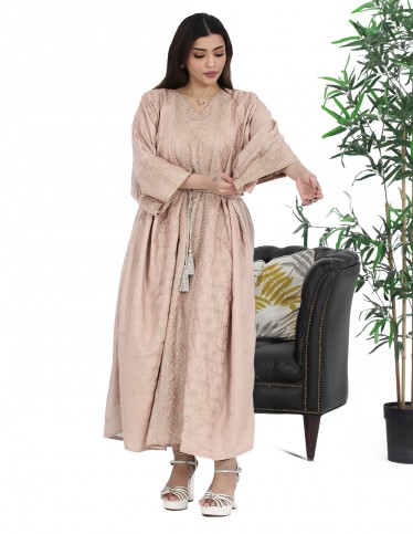 Luxurious Hosting Jalabiya with embroidery on the chest and sleeves.