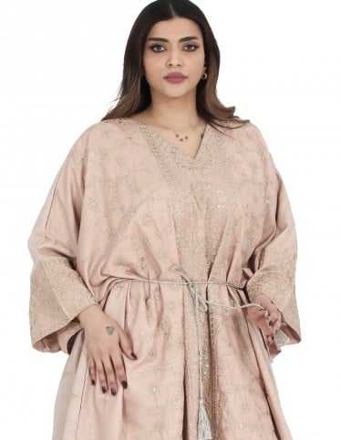 Luxurious Hosting Jalabiya with embroidery on the chest and sleeves.