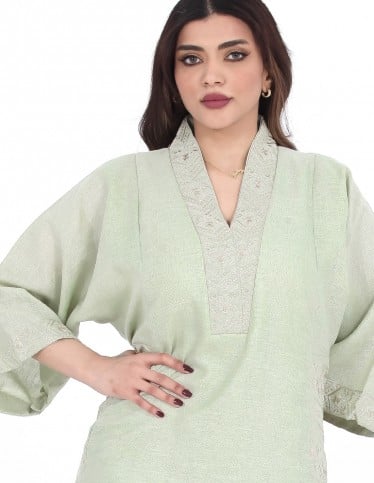 Hosting Jalabiya with long sleeves and Hirran design.