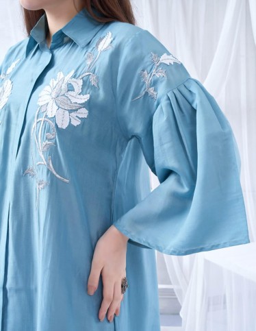Elegant Embroidered Kaftan with Lapel Collar and Wide Sleeves