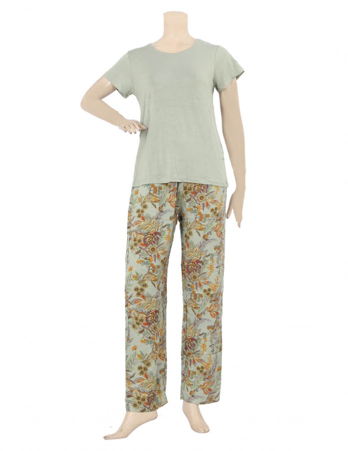 Supreme Comfort, Loungewear Chic: Your Practical & Cozy Pajama Set!