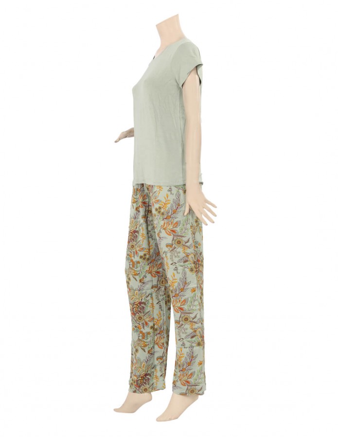 Supreme Comfort, Loungewear Chic: Your Practical & Cozy Pajama Set!