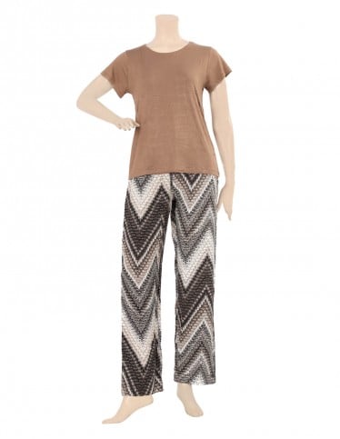 Supreme Comfort, Loungewear Chic: Your Cozy Patterned Pajama Set!