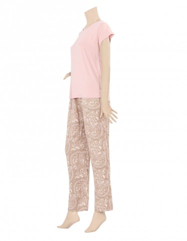 Supreme Comfort, Loungewear Chic: Your Cozy Patterned Pajama Set!