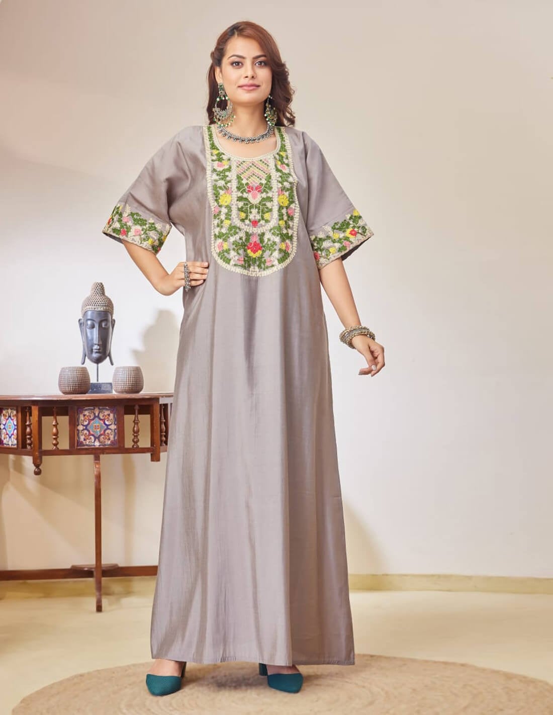 جلابية رمادية مطرزة بالزهور.