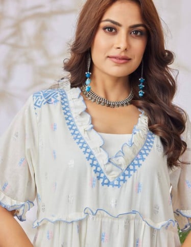 Distinctive embroidered jalabiya.