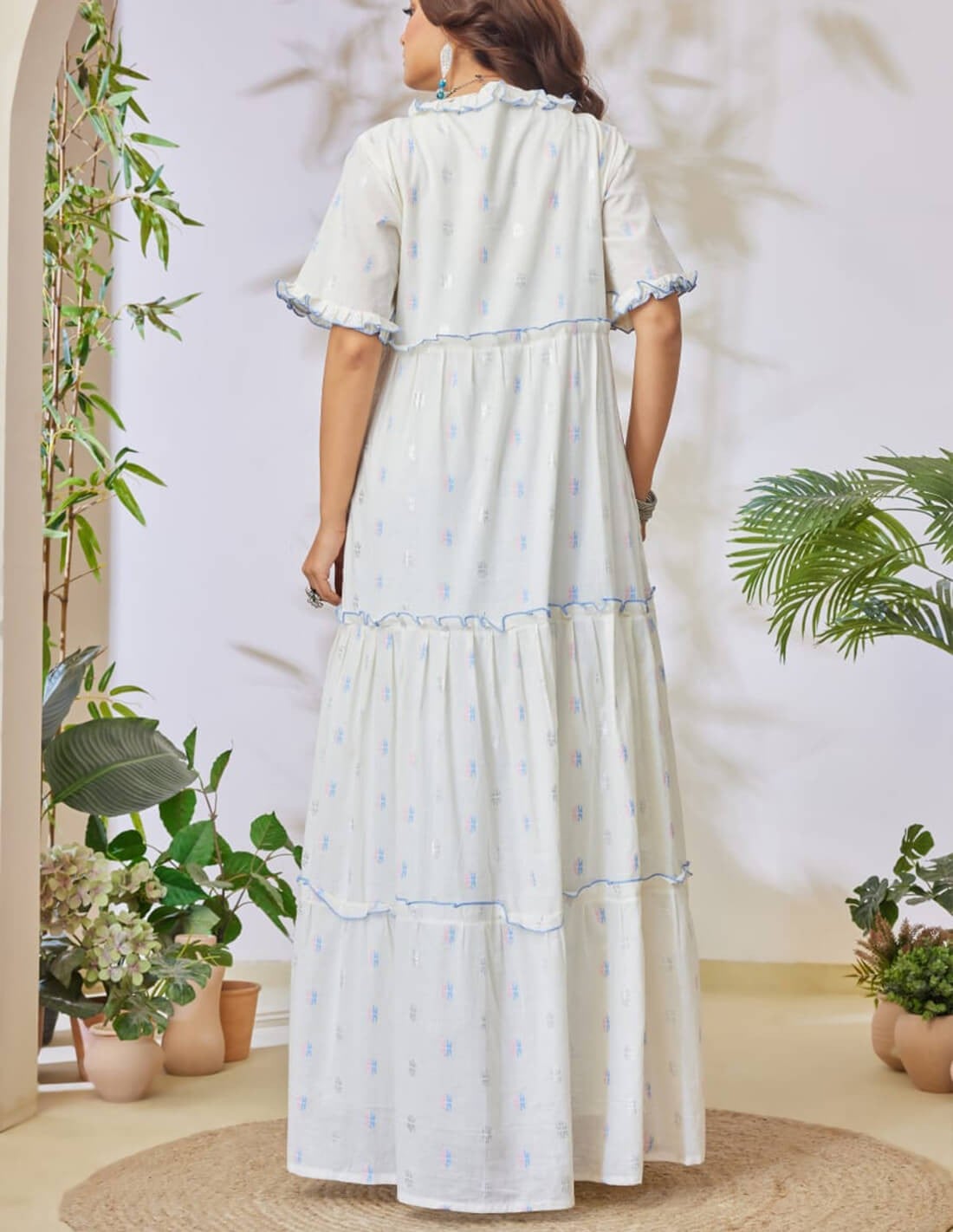 جلابية مميزة مطرزة.