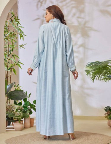 جلابية عصرية مطرزة.