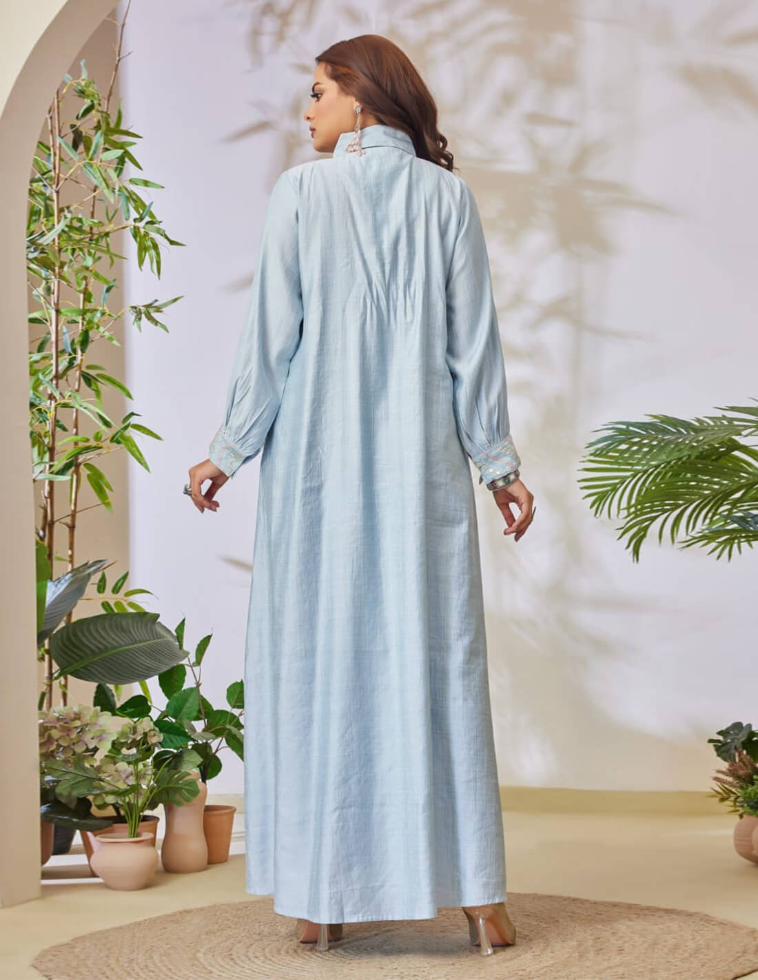 جلابية عصرية مطرزة.