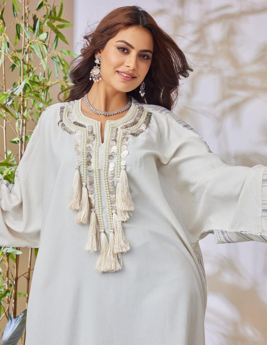 جلابية ملكية مطرزة.