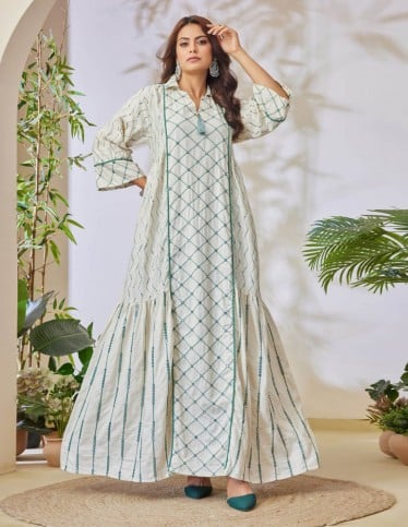 Luxurious jalabiya with refined embroidery.