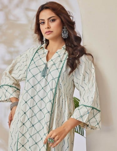 Luxurious jalabiya with refined embroidery.