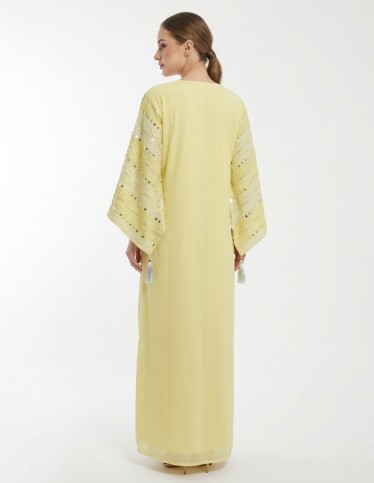 جلابية استقبال فاخرة بأكمام واسعة وتطريز ترتر (Sequins) لامع.