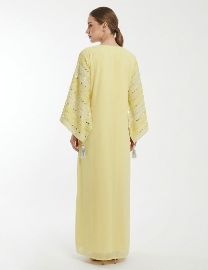 جلابية استقبال فاخرة بأكمام واسعة وتطريز ترتر (Sequins) لامع.