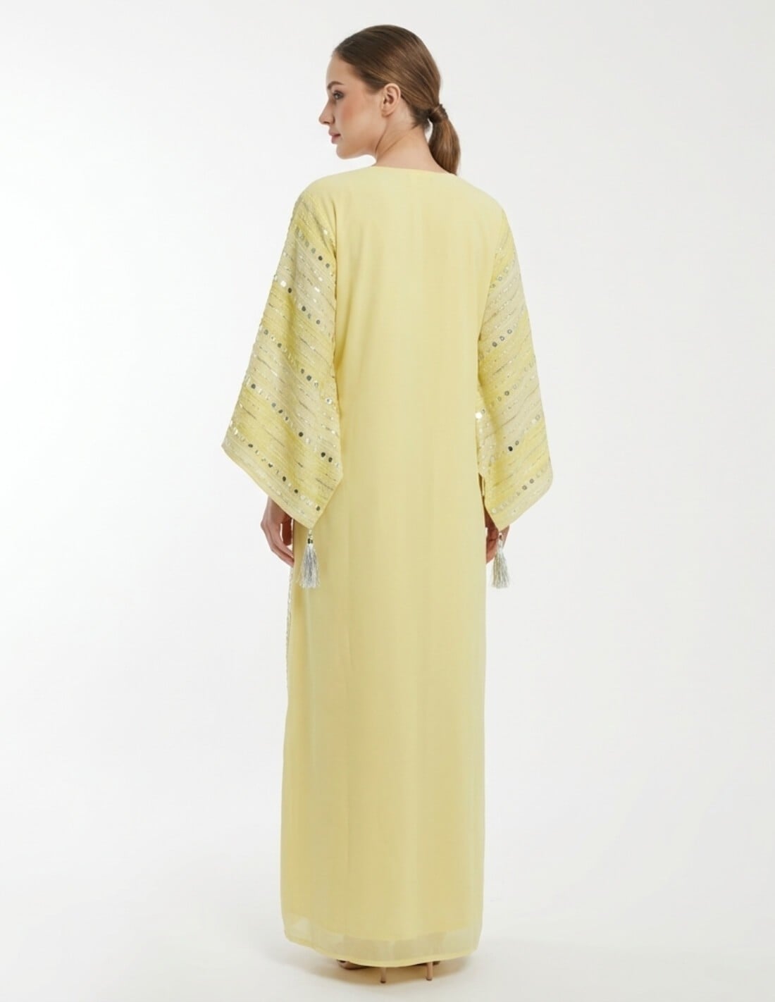جلابية استقبال فاخرة بأكمام واسعة وتطريز ترتر (Sequins) لامع.