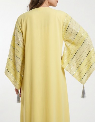 جلابية استقبال فاخرة بأكمام واسعة وتطريز ترتر (Sequins) لامع.