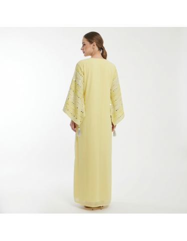 جلابية استقبال فاخرة بأكمام واسعة وتطريز ترتر (Sequins) لامع.