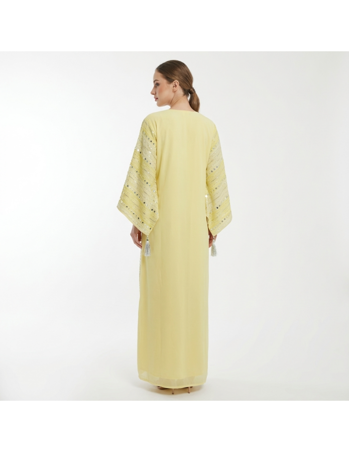 جلابية استقبال فاخرة بأكمام واسعة وتطريز ترتر (Sequins) لامع.