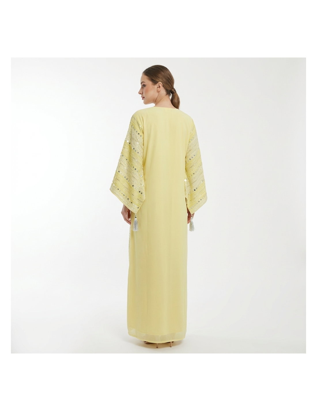 جلابية استقبال فاخرة بأكمام واسعة وتطريز ترتر (Sequins) لامع.