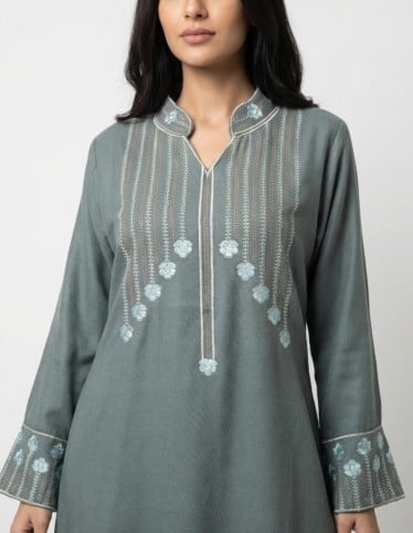 "Ru’a" Luxury Reception Jalabiya – Wide Sleeves with Elegant Thread Embroidery.
