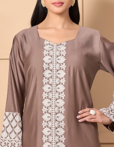"Noor" Reception Gown – Silk-Crepe Look with Luxurious White Embroidery.