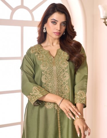 "Jawaher" Home Jalabiya – Silk-Crepe Style with Golden Aari Embroidery.