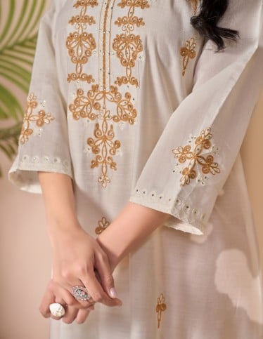 "Noor" Royal Reception Jalabiya – Off-White with Full Front Two-Tone Aari Embroidery.