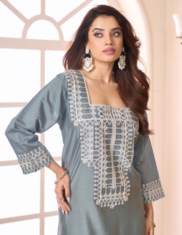 "Sahab" Daily Jalabiya – Dusty Blue with White Embroidery & "Hiran" Sleeves.