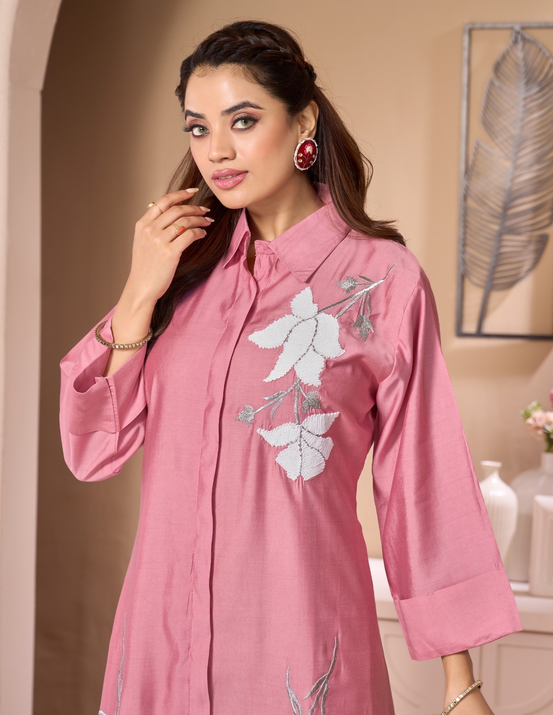 Elegant Dusty Pink Women's Jalabiya with Classic Collar and White Leaf Embroidery