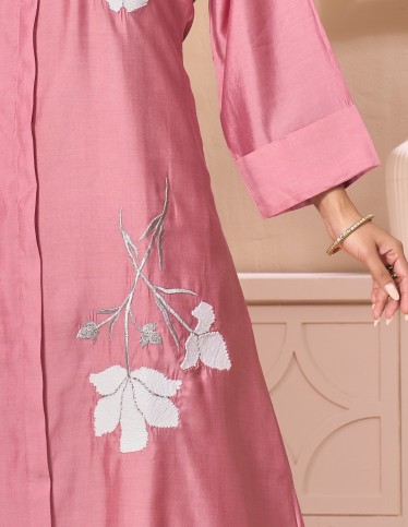 Elegant Dusty Pink Women's Jalabiya with Classic Collar and White Leaf Embroidery
