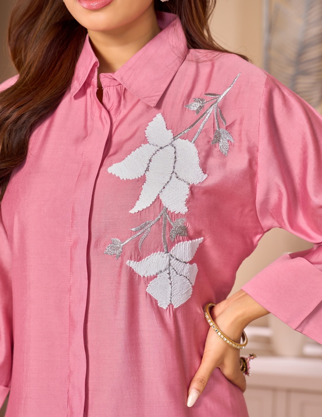 Elegant Dusty Pink Women's Jalabiya with Classic Collar and White Leaf Embroidery