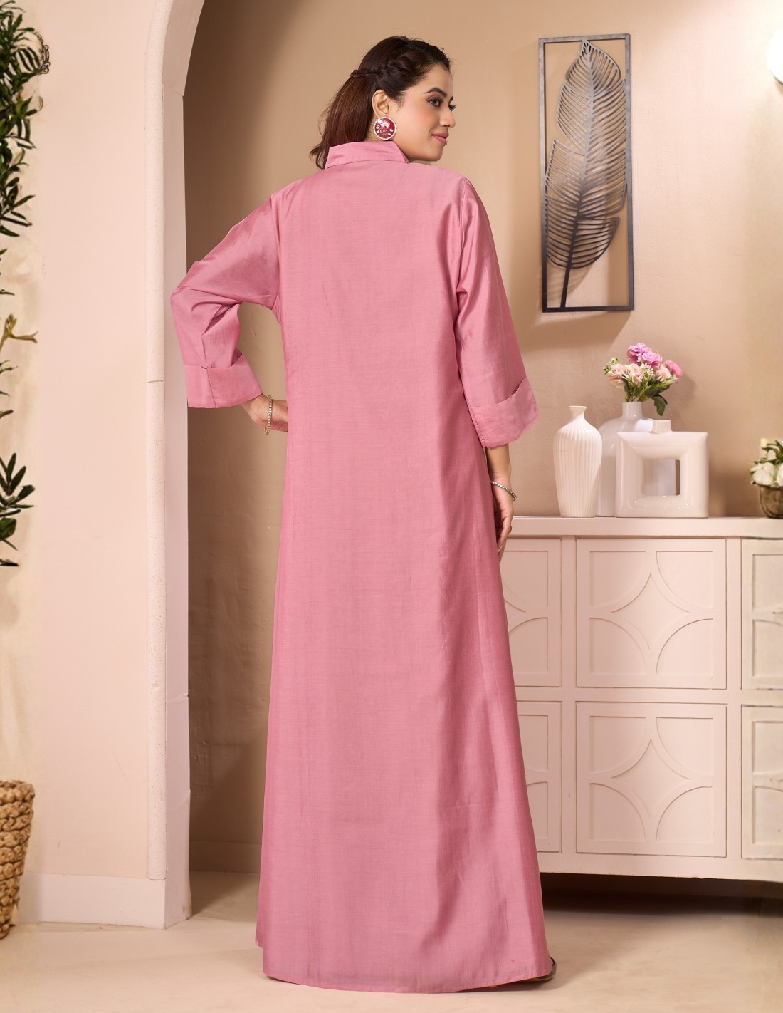 Elegant Dusty Pink Women's Jalabiya with Classic Collar and White Leaf Embroidery