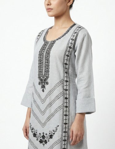 Classic Grey Jalabiya with Geometric Embroidery and Wide Sleeves.