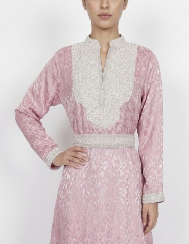 Elegant Rose-Pink Moroccan Kaftan with Ornate Silver-White Embroidery