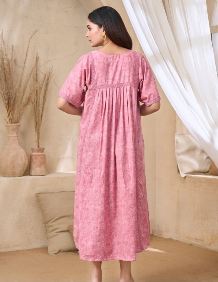 جلابية وردية مريحة بتصميم بكسرات أمامية