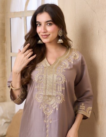 Sophisticated Mauve Jalabiya with Golden Embroidery