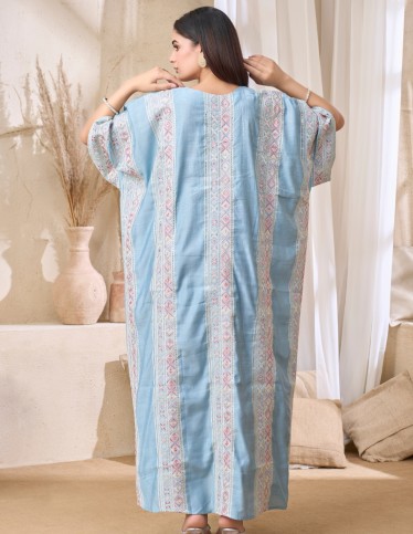 جلابية سماوية بتطريز هندسي