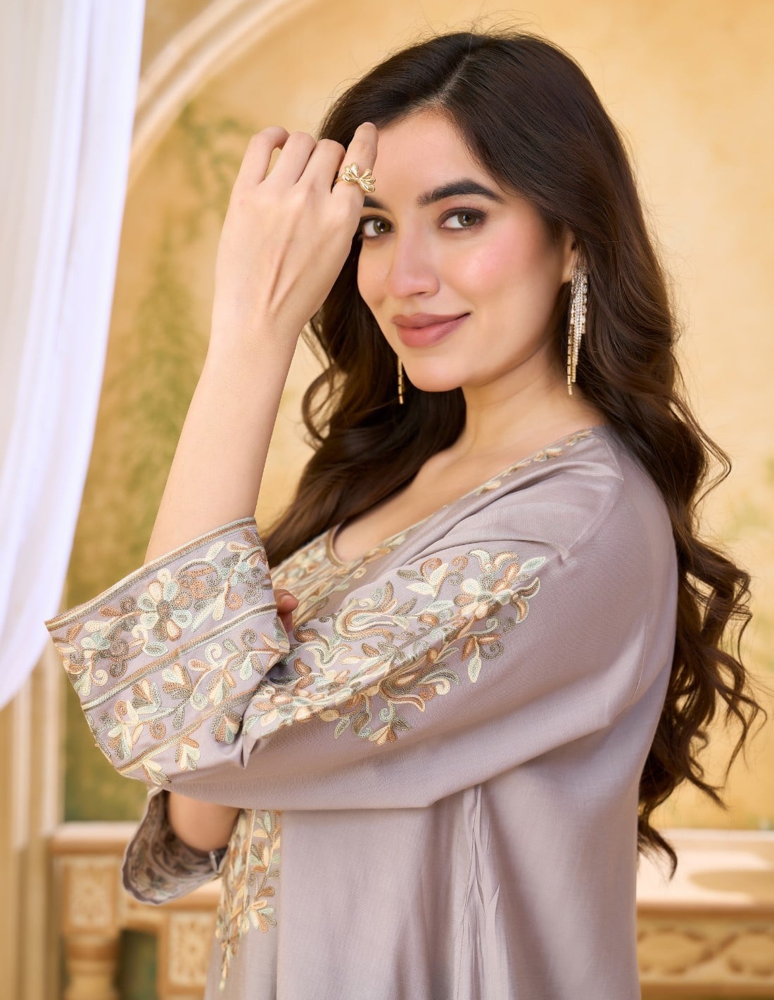 جلابية رمادية راقية بتطريز زهري أنيق