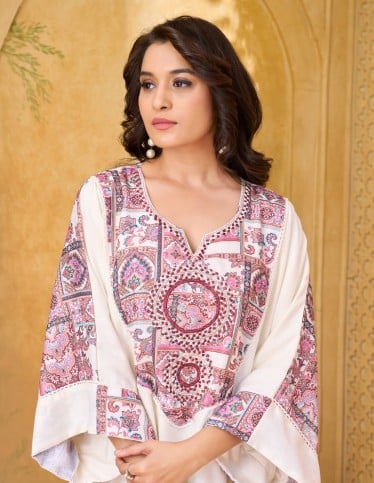 Elegant Off-White Jalabiya with Intricate Patterned Panel
