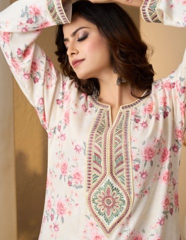 جلابية زهرية ناعمة بتطريز يدوي أنيق