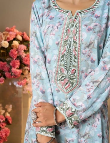 جلابية زرقاء سماوية بنقشات الزهور الرقيقة