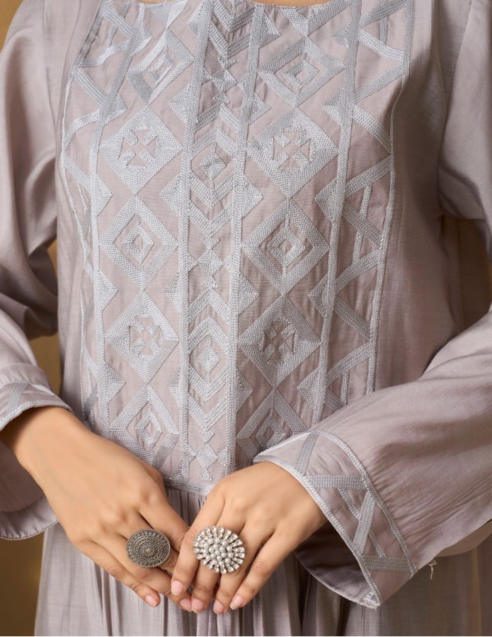 جلابية بلون التوب بتطريز هندسي راقٍ وانسيابي