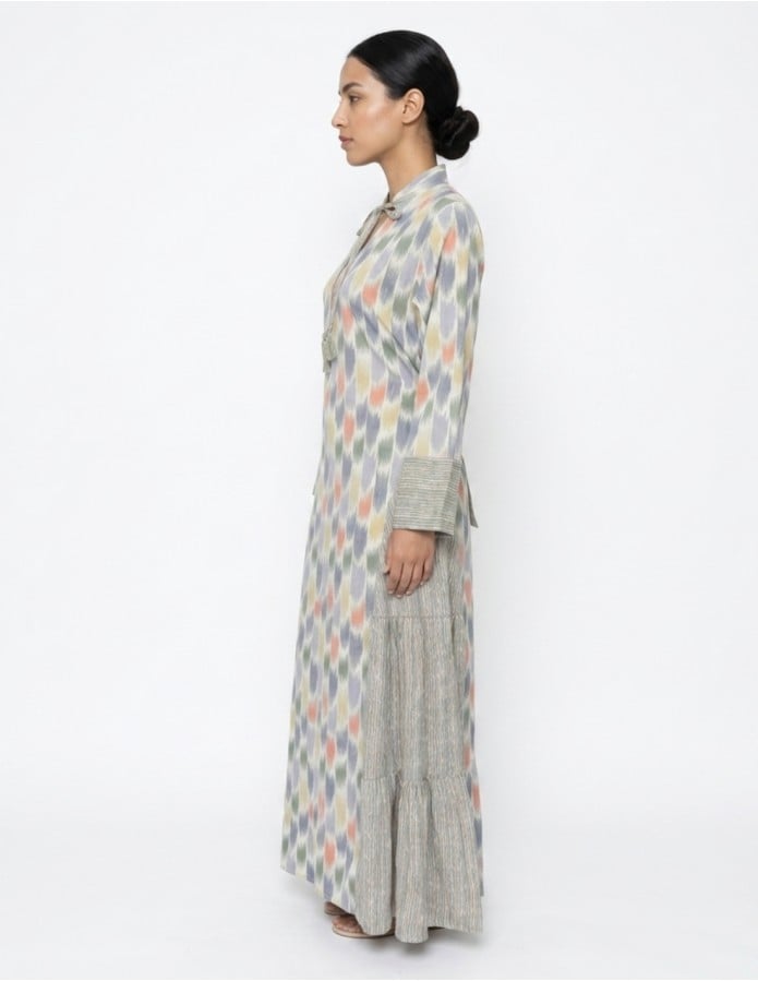 جلابية عصرية ملونة بياقة مكشكشة وربطة